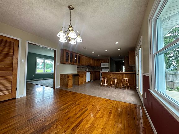 4th image of 720 W Curtis St