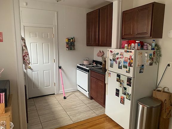3rd image of 3921 N Pine Grove Ave APT 3E