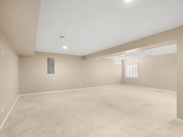 301 Adelaide Dr — Photo 40