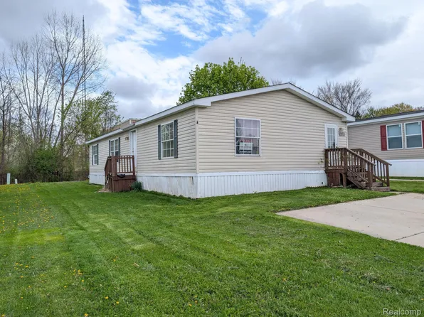 11413 Harbor Cv, Fenton, MI 48430