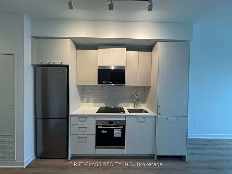10 Oak St #1202 — Photo 3