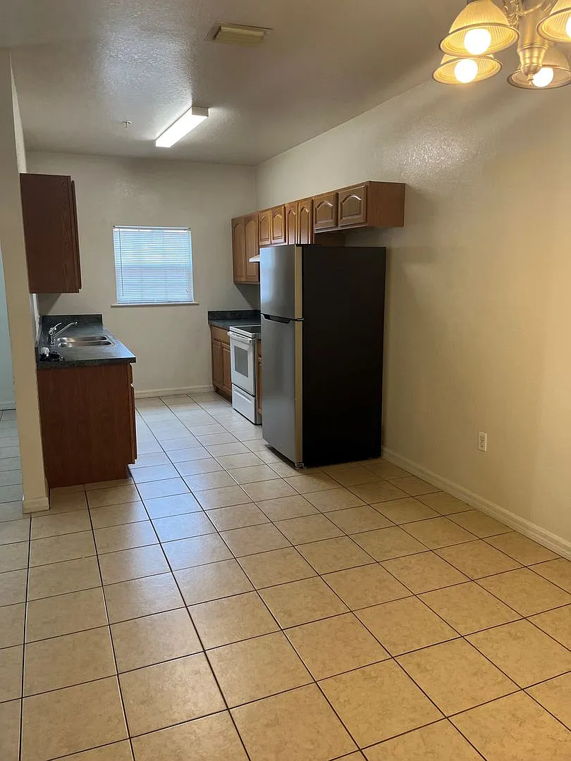 Lease Terms Negotiable Two Weeks Free Rent! - Beautiful Townhome In Nw Gainesville — Photo 4
