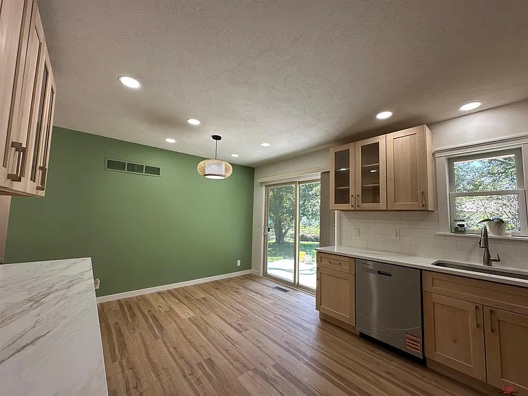 1839 W Arlington Cir — Photo 9