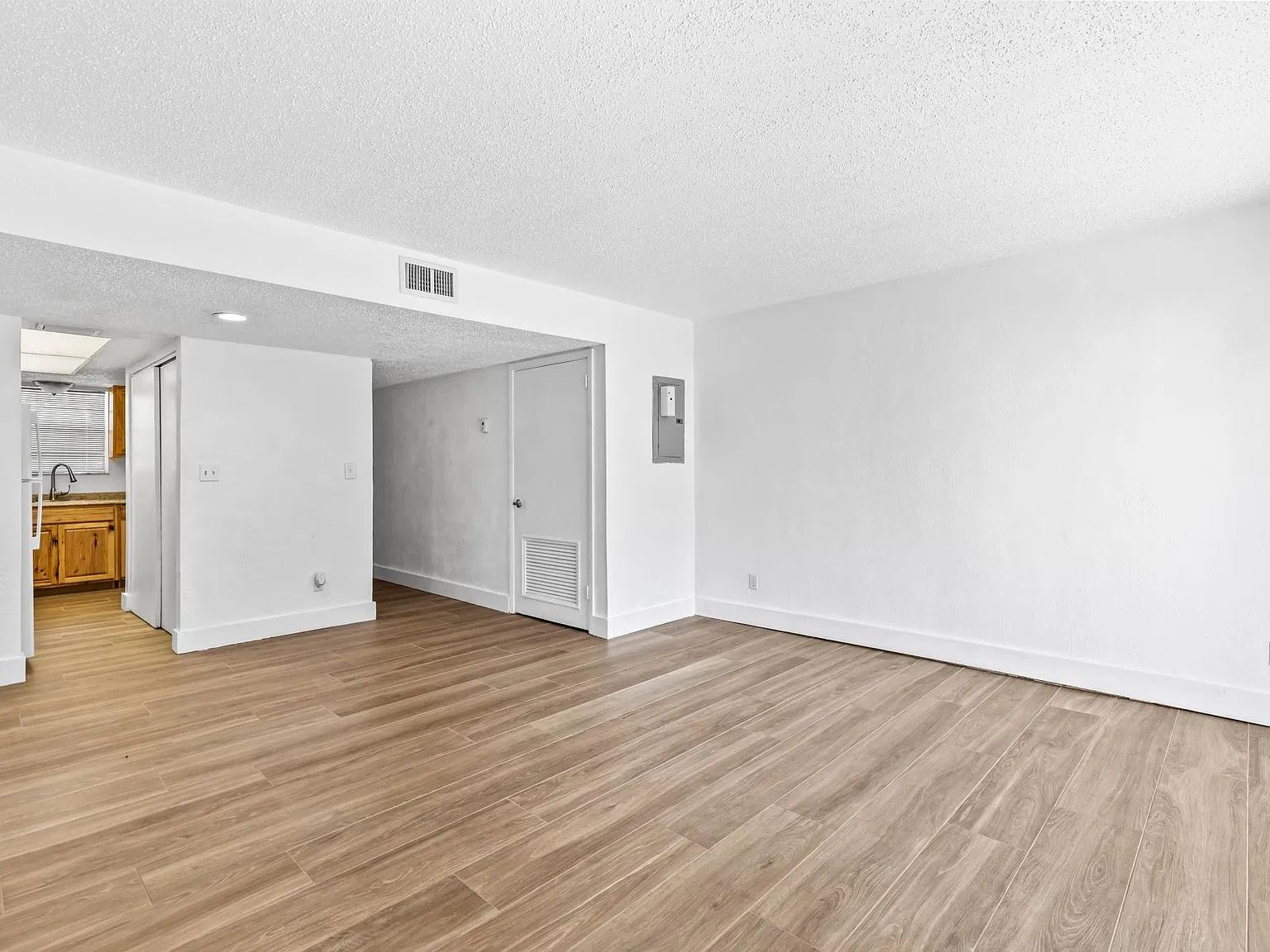 2 bed, 1.5 bath, 1072 sqft, $1,550 — Photo 2