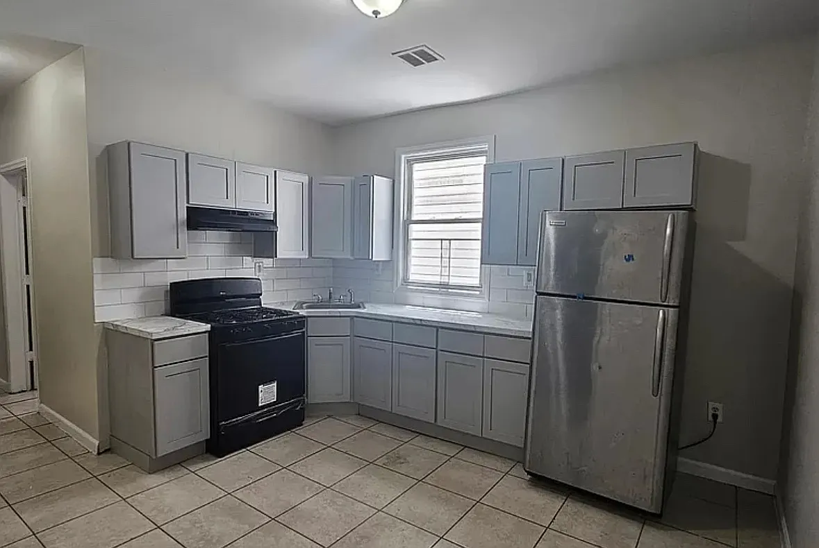 4 bed, $2,600 — Photo 2