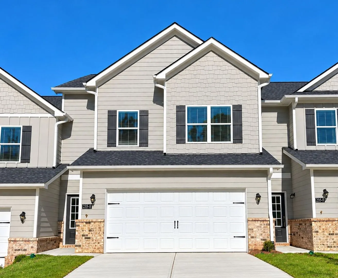 Discover modern living in the heart of Cornelia! — Photo 1