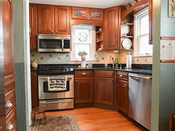 3rd image of 44 E Jarvis Ave