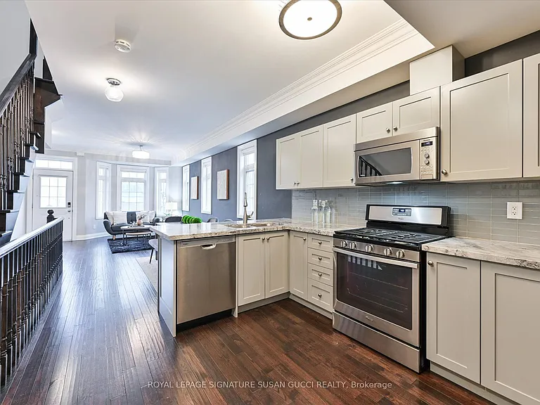 2833 Saint Clair Ave E — Photo 11