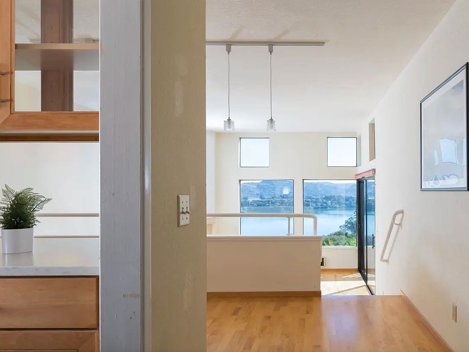Walk in to gorgeous Bay views!