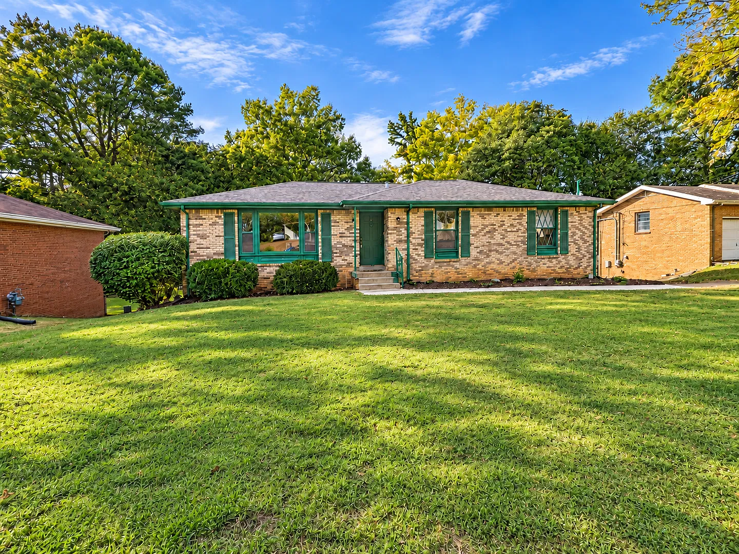 Charming walkout basement ranch home with 3 BR / 2 BA. — Photo 1