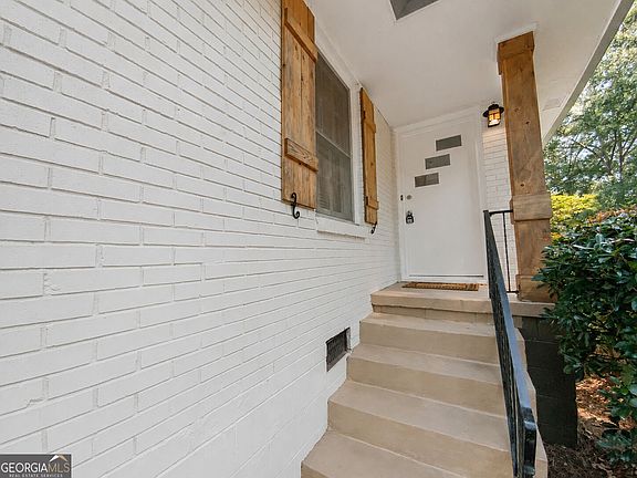 2nd image of 1010 Scott Cir