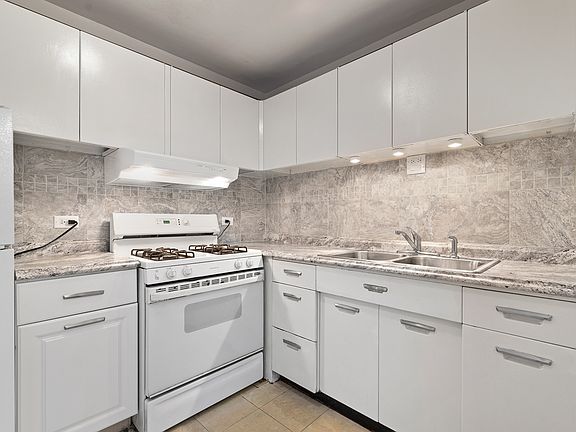 5th image of 1400 E 55th Pl #204S