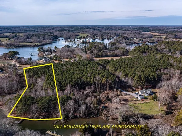 3 Tuckahoe Dr, Kilmarnock, VA 22482