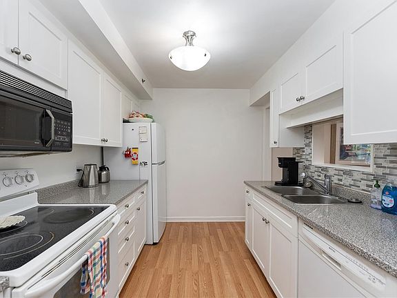 2nd image of 3969 Shelbourne St #209