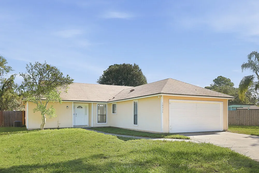 3 bed, 2.0 bath, 1334 sqft, $2,370 — Photo 2