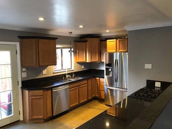 3rd image of 725 Dawson Ave #3