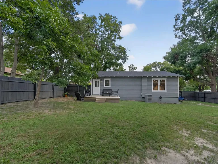 105 Holcomb St — Photo 11