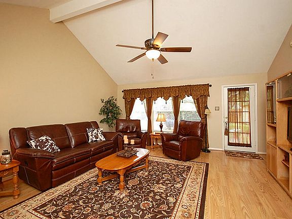 3rd image of 3820 Oak Dale Dr