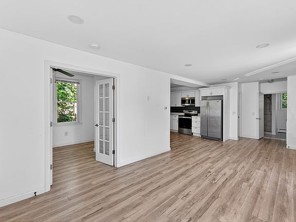 4th image of 50 Lloyd Ave