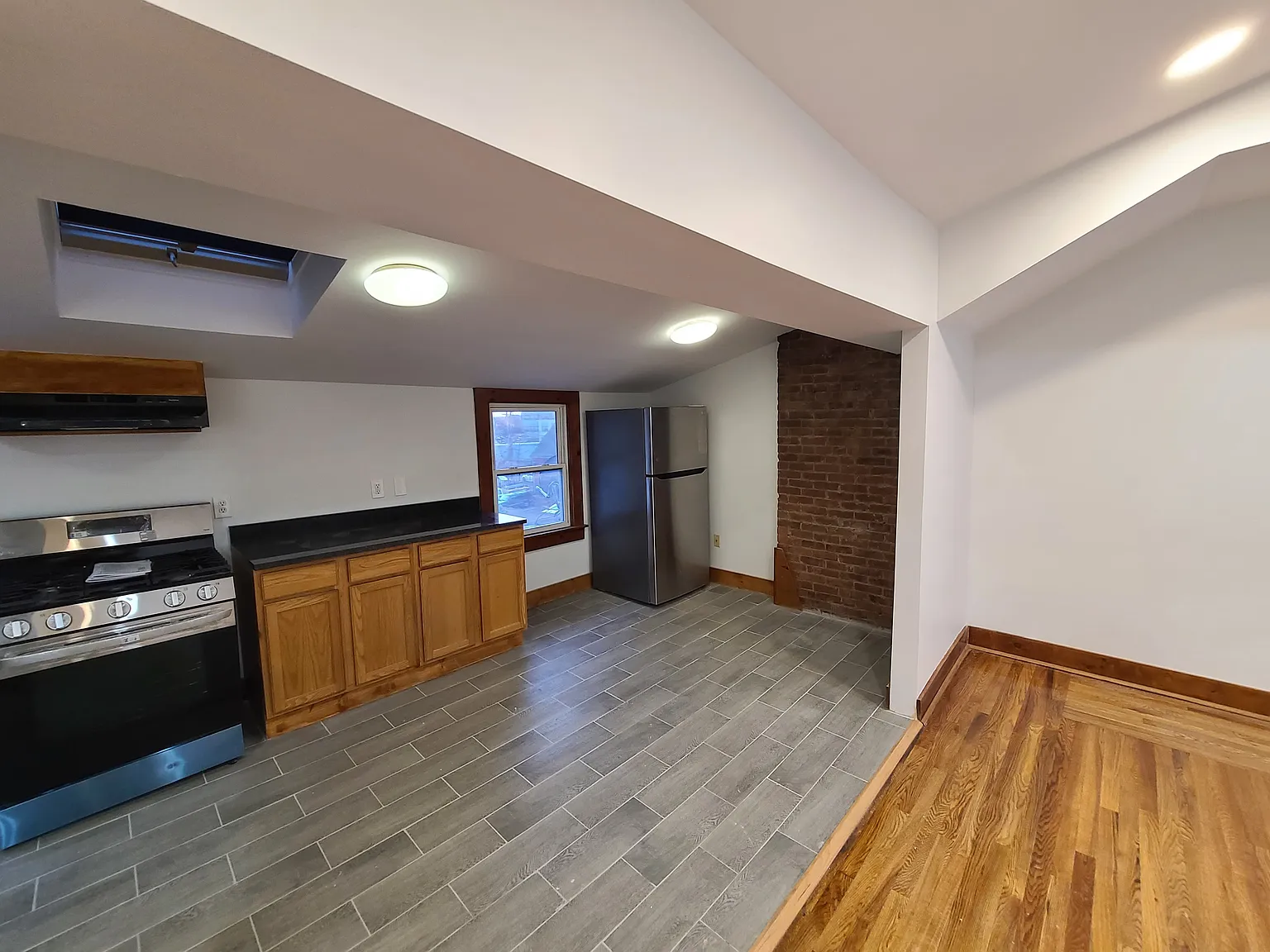 2 bed, 850 sqft, $1,900 — Photo 1