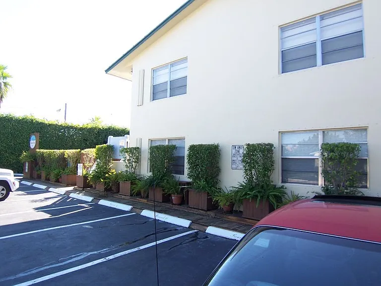 2010 NE 17th St — Photo 7