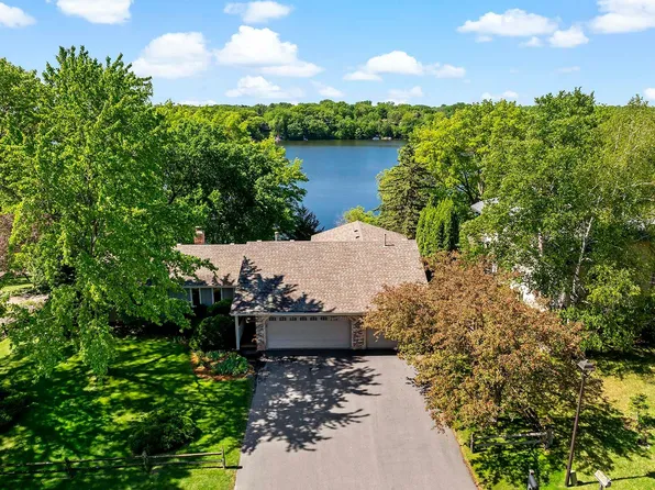 15466 Village Woods Dr, Eden Prairie, MN 55347