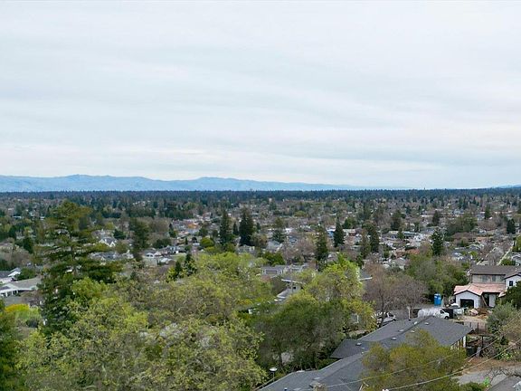 5th image of 726 Hillcrest Dr