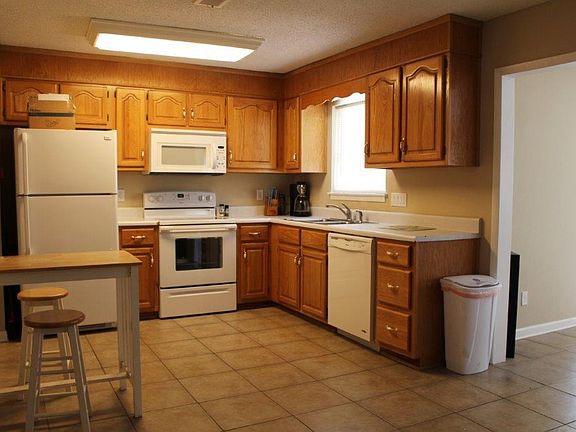 3rd image of 4890 Oakland Dr