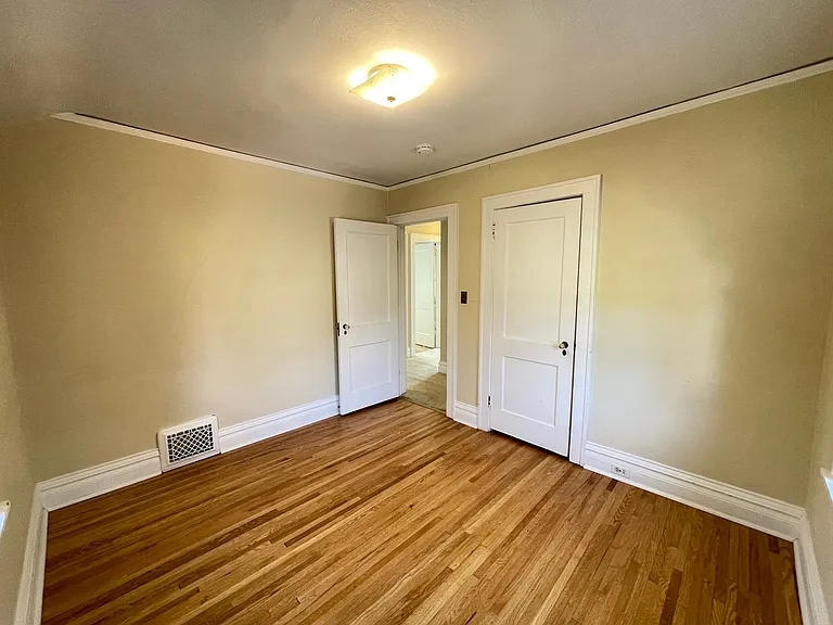 226 W Kent Rd — Photo 15