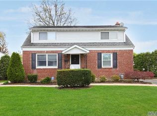 32 5th Ave, Westbury, NY 11590