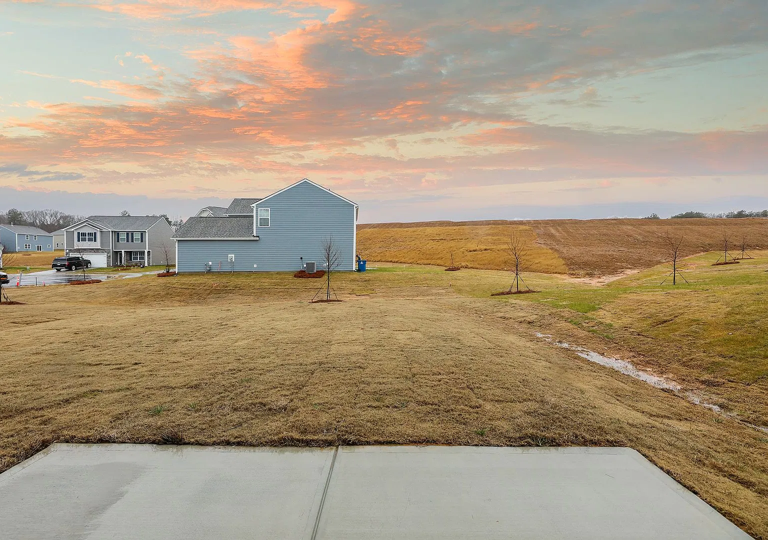 Spacious 4-Bedroom Home with Large Private Backyard in Calvin Creek — Photo 3