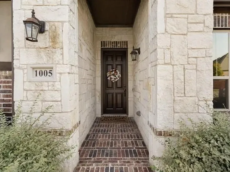 1005 Benbrook Trl — Photo 3