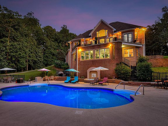 4th image of 437 Woodlake Dr
