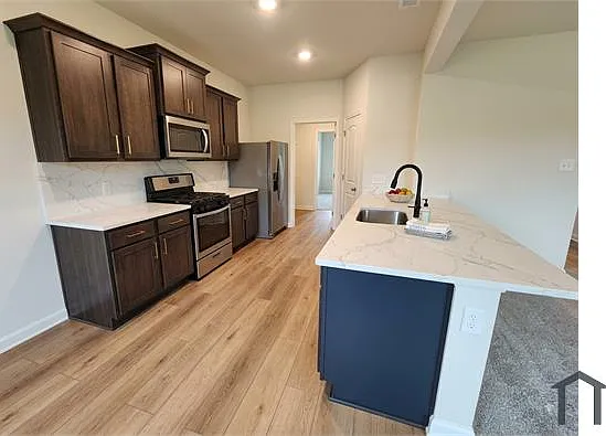 4 bed, 2153 sqft, $2,700 — Photo 2
