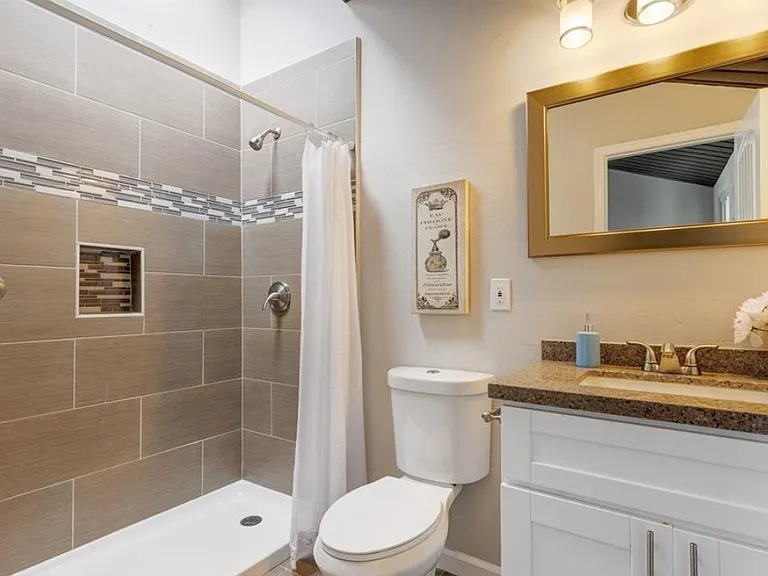 402 Avalon Dr — Photo 1