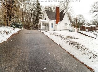 6 Varsity Dr, Charleston, WV 25302