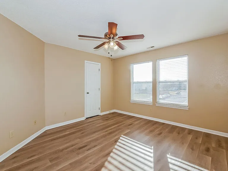 1107 Crescent Dr — Photo 11