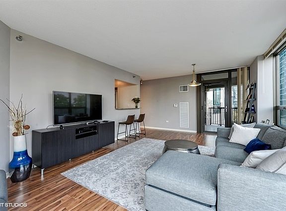 4th image of 400 N La Salle St #910