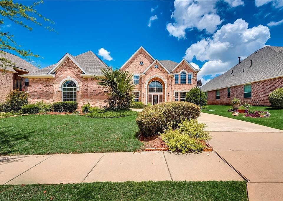 1st image of 551 Hawthorne Cir