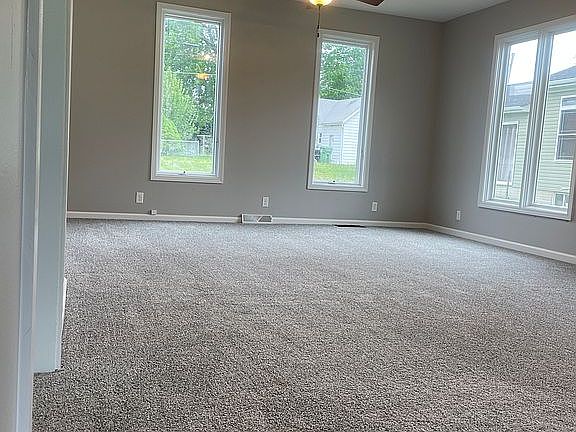 4th image of 905 W Main St