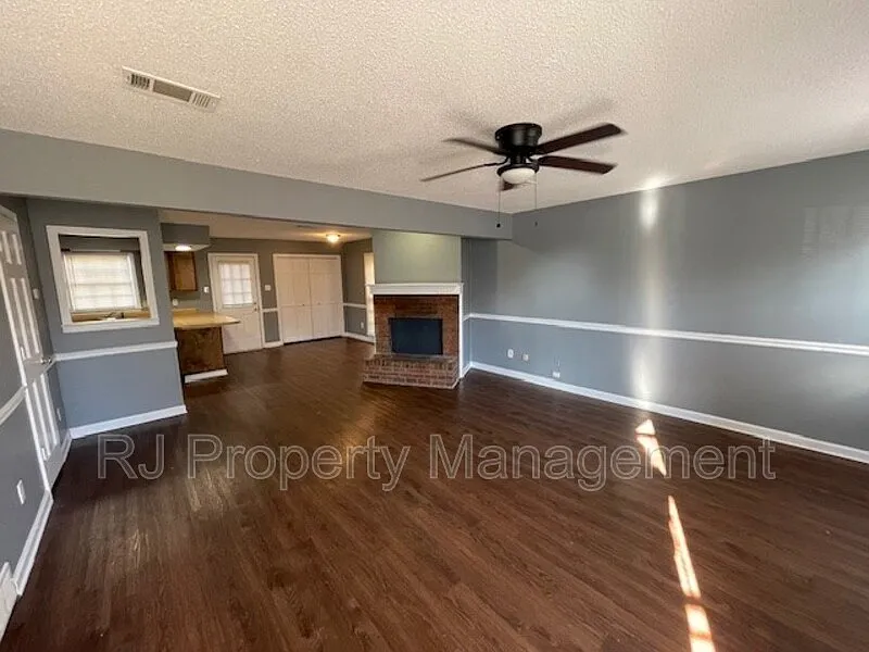 2 bed, 2.5 bath, 1371 sqft, $995 — Photo 4