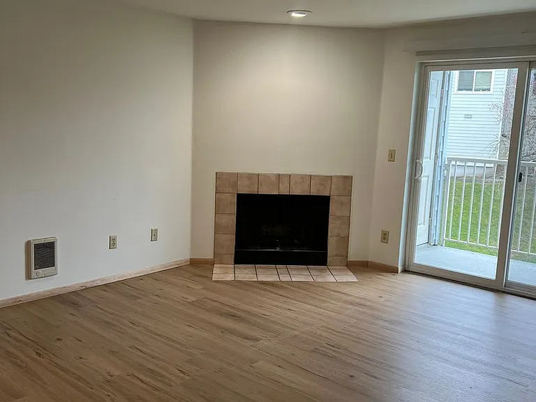 975 Aberdeen Ave NE #B102 — Photo 4