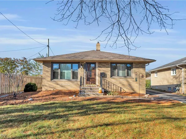 8998 Boxwood Cir, Brooklyn, OH 44144
