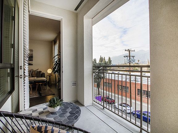 4th image of 228 W Pomona Ave #453