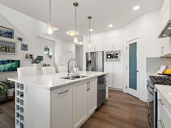 5th image of 220 Caspian Dr