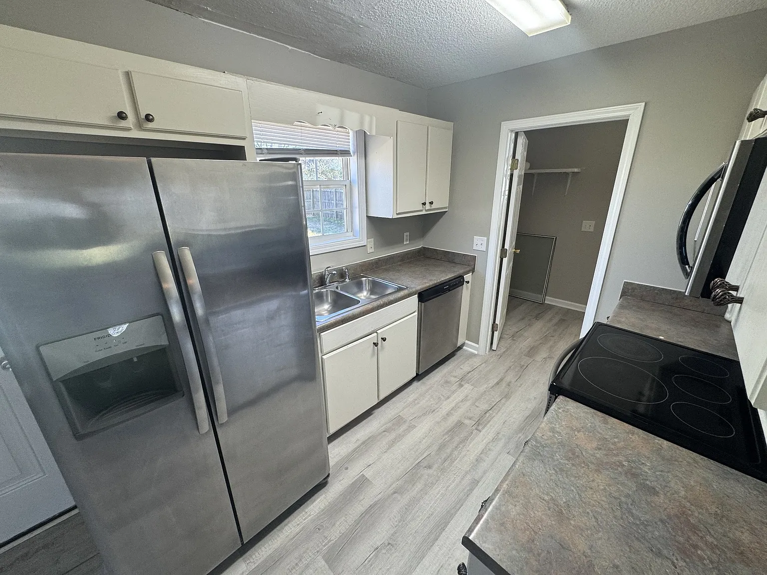 3 bed, 2.0 bath, 1014 sqft, $1,650 — Photo 4