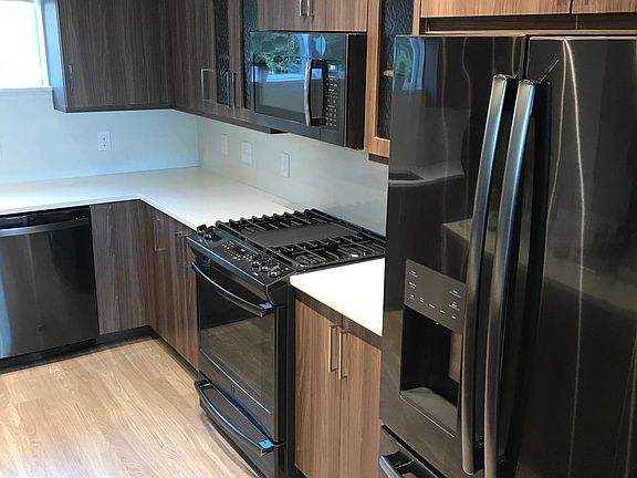 4th image of 1700 Lakeshore Dr