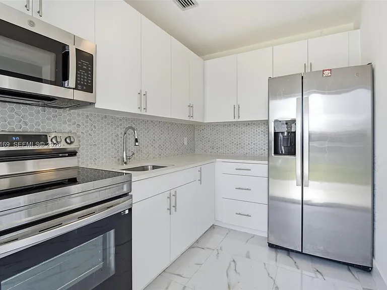 6785 SW 17th St — Photo 5