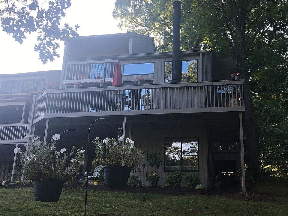 2nd image of 59 Ridgeport Rd #59B