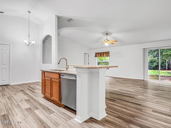 5th image of 25 RIVERDALE Lane